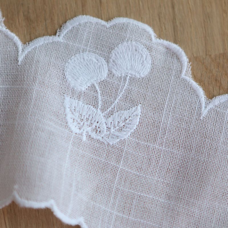 Galon broderie cerises ton sur ton blanc 95mm x1m