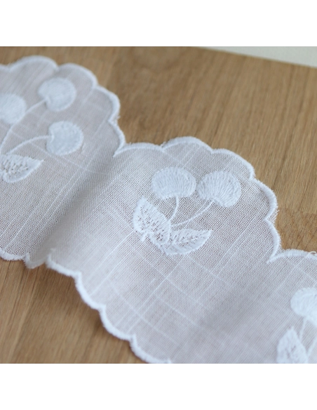 Galon broderie cerises ton sur ton blanc 95mm x1m