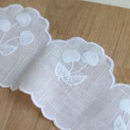 Galon broderie cerises ton sur ton blanc 95mm x1m