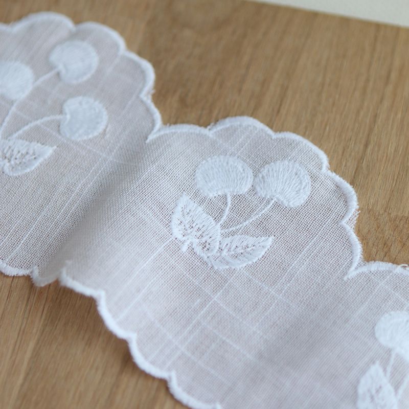 Galon broderie cerises ton sur ton blanc 95mm x1m