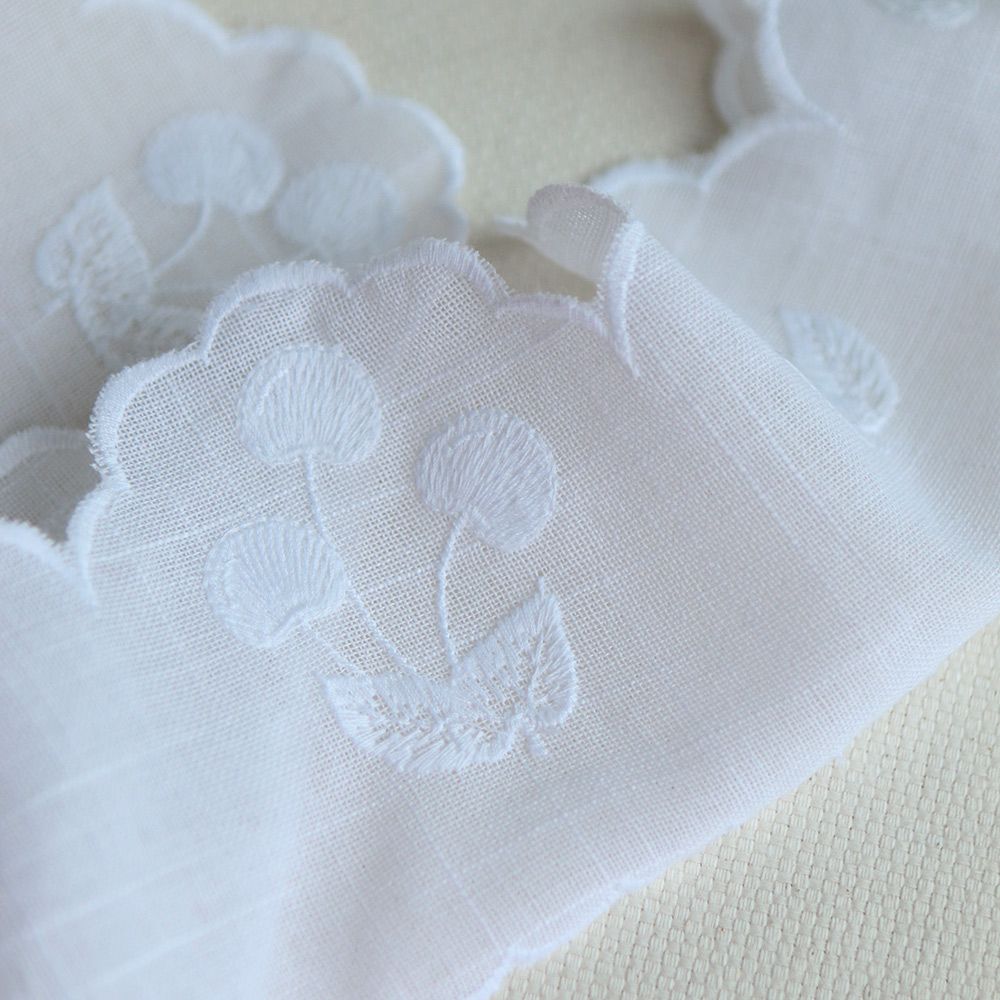 Galon broderie cerises ton sur ton blanc 95mm x1m
