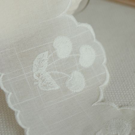 Galon effet lin broderie cerises ton sur ton écru 95mm x1m