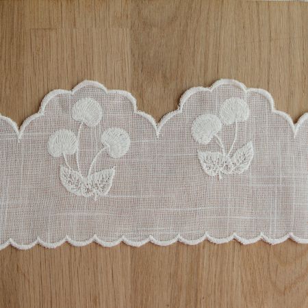 Galon effet lin broderie cerises ton sur ton écru 95mm x1m