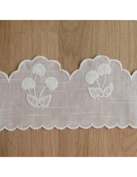 Galon effet lin broderie cerises ton sur ton écru 95mm x1m