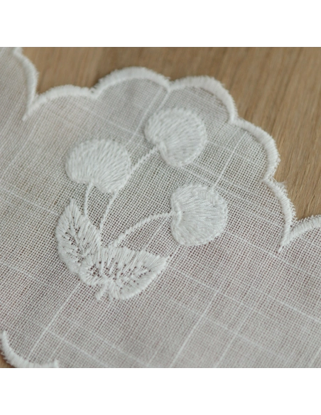 Galon effet lin broderie cerises ton sur ton écru 95mm x1m