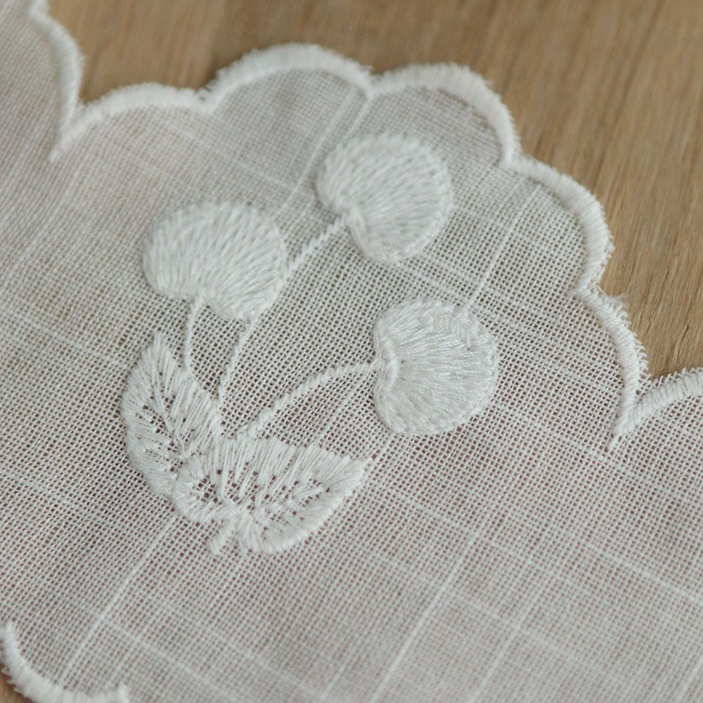 Galon effet lin broderie cerises ton sur ton écru 95mm x1m