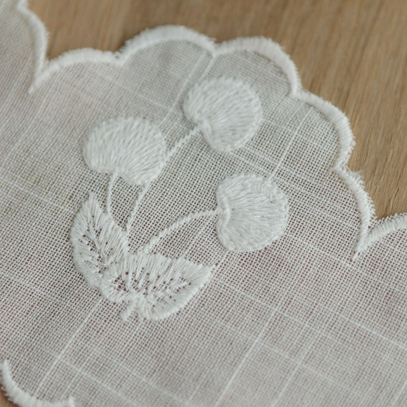 Galon effet lin broderie cerises ton sur ton écru 95mm x1m