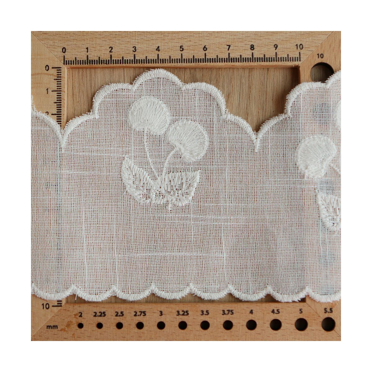 Galon effet lin broderie cerises ton sur ton écru 95mm x1m Galon effet lin broderie cerises ton sur ton écru 95mm x1m