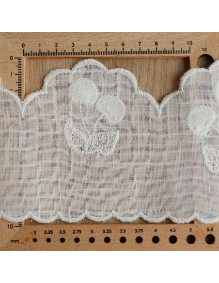 Galon effet lin broderie cerises ton sur ton écru 95mm x1m