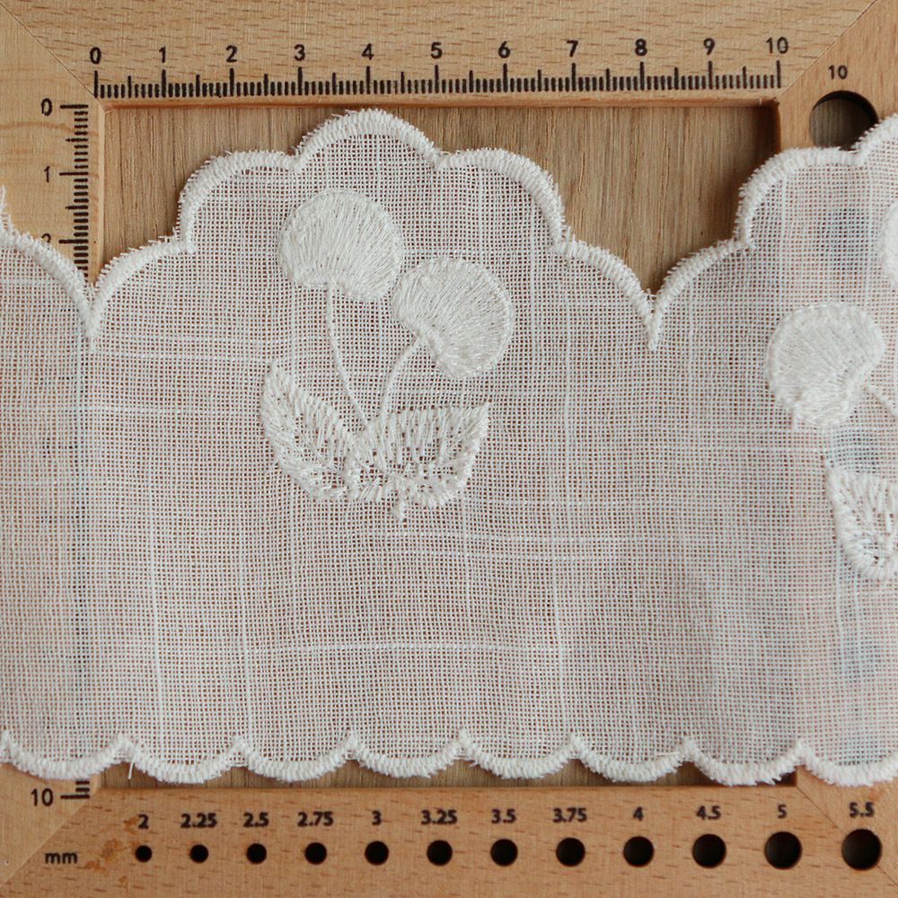 Galon effet lin broderie cerises ton sur ton écru 95mm x1m