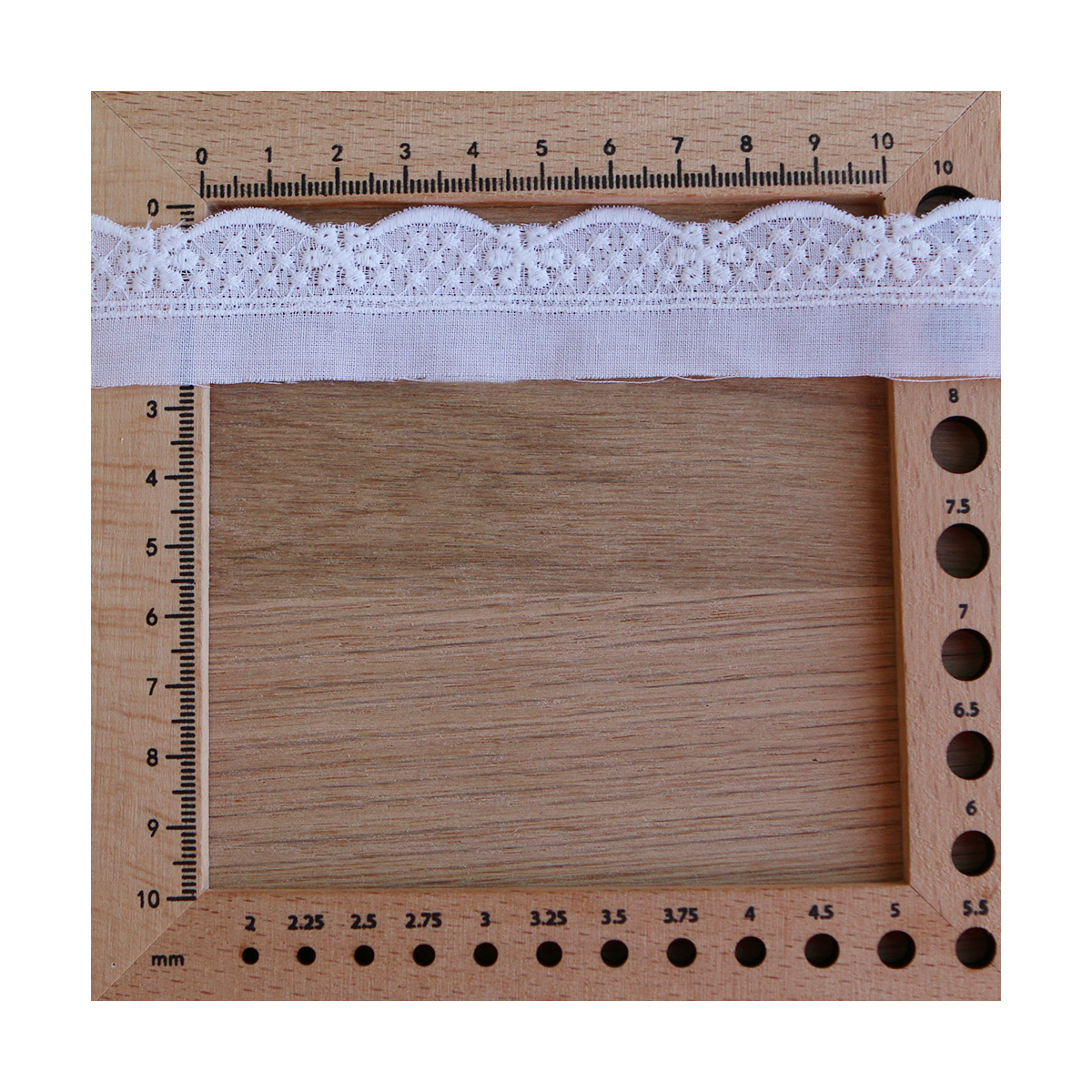Galon coton broderie anglaise brodé 25mm x 1m blanc Galon coton broderie anglaise brodé 25mm x 1m blanc