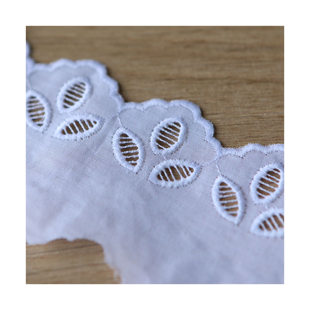 copy of Galon coton broderie anglaise brodé 25mm x 1m blanc copy of Galon coton broderie anglaise brodé 25mm x 1m blanc