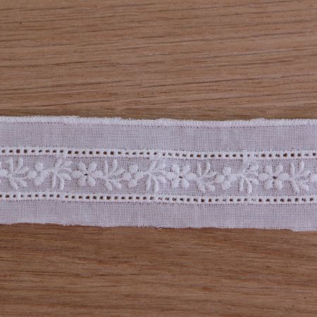 Galon coton broderie anglaise brodé 30mm x 1m blanc Galon coton broderie anglaise brodé 30mm x 1m blanc