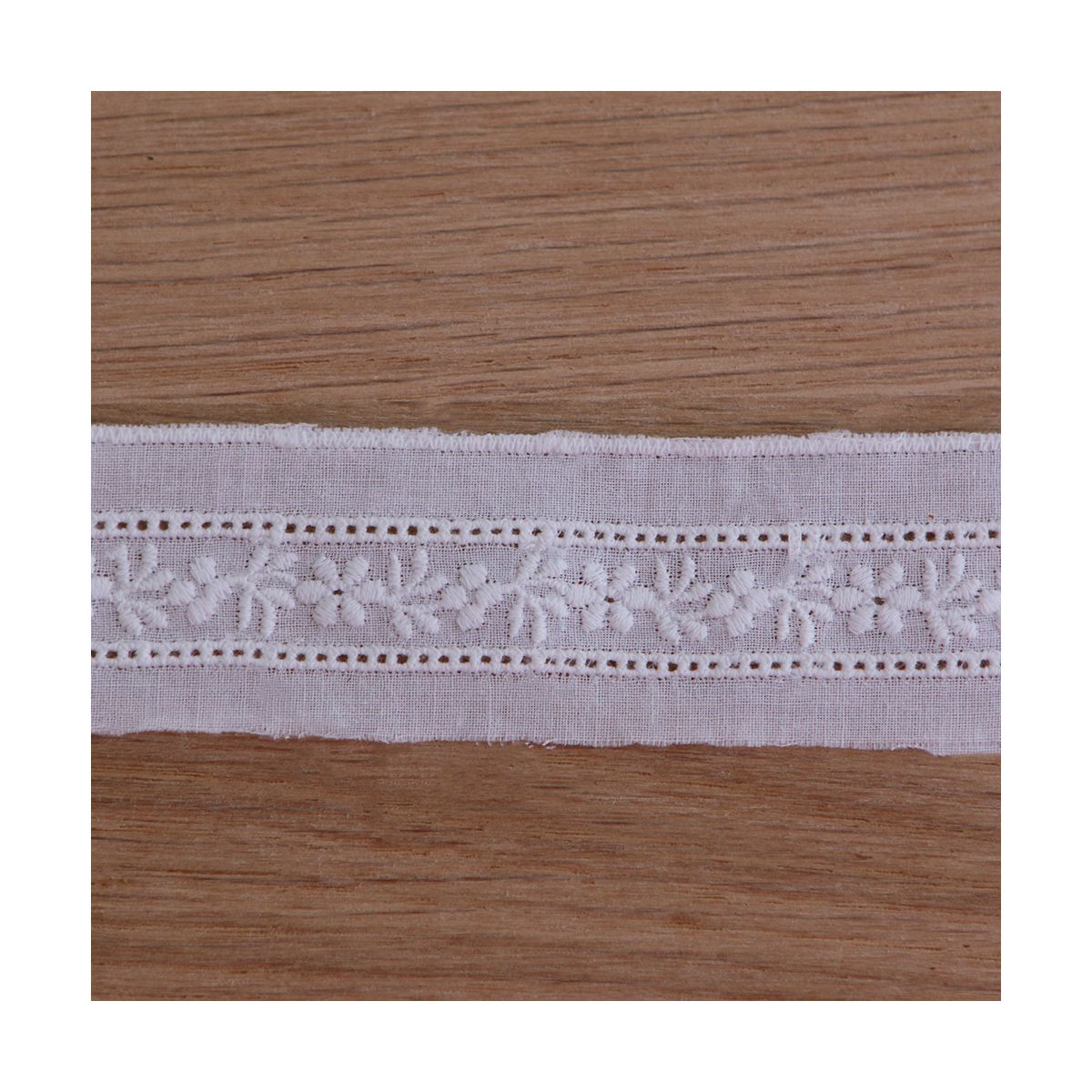 Galon coton broderie anglaise brodé 30mm x 1m blanc Galon coton broderie anglaise brodé 30mm x 1m blanc