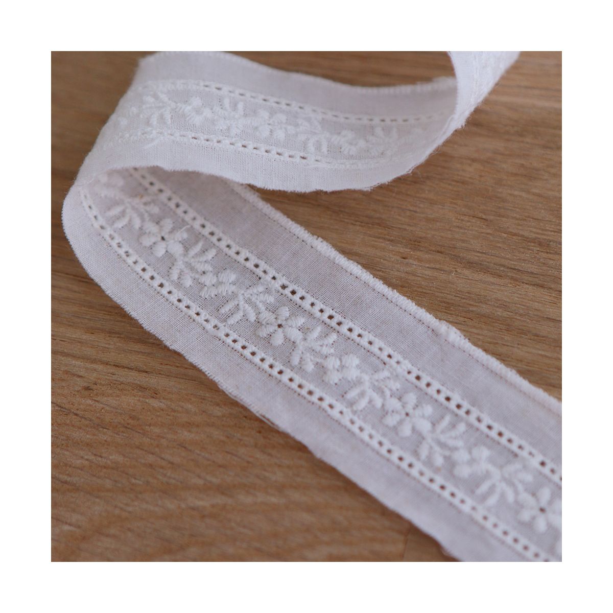 Galon coton broderie anglaise brodé 30mm x 1m blanc Galon coton broderie anglaise brodé 30mm x 1m blanc