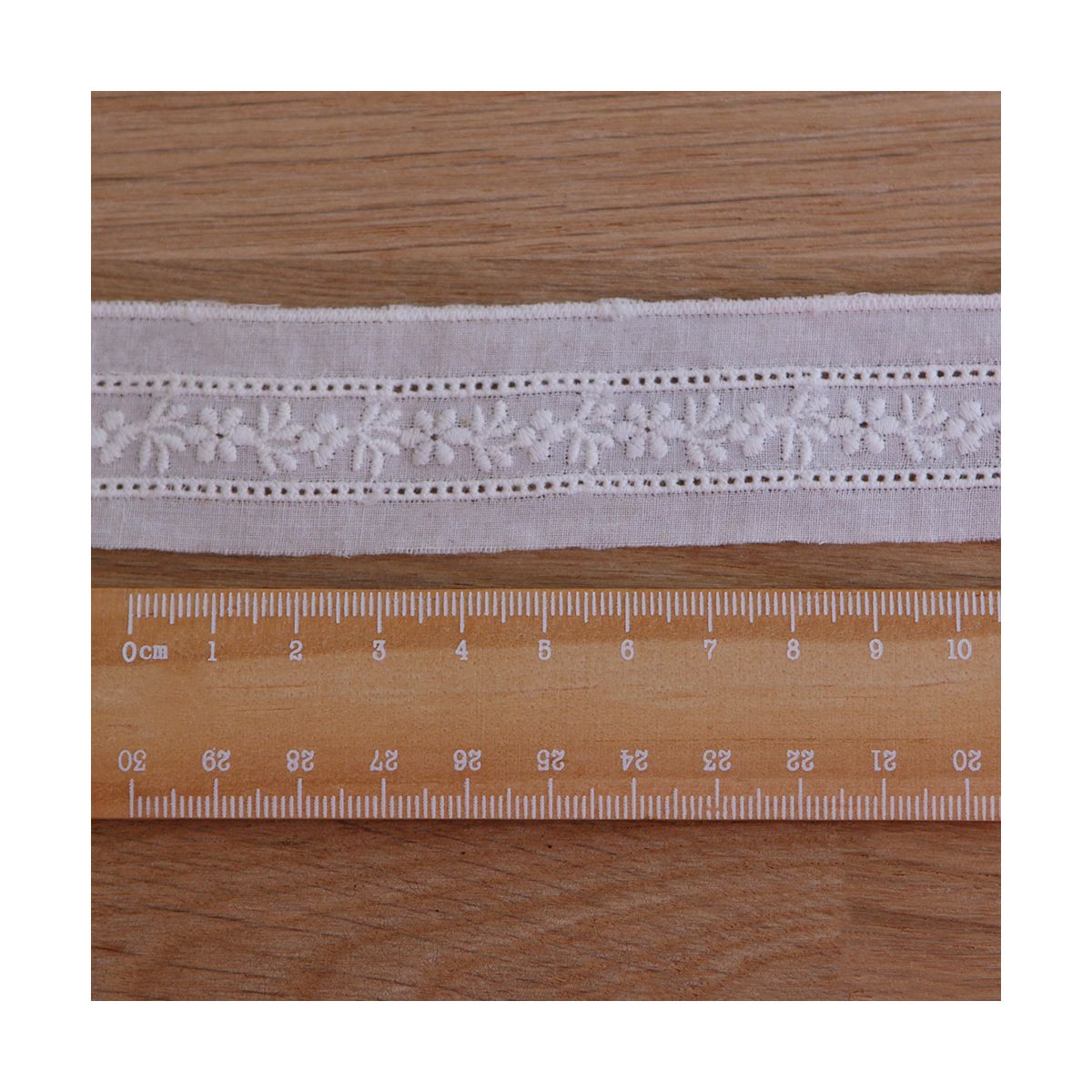 Galon coton broderie anglaise brodé 30mm x 1m blanc Galon coton broderie anglaise brodé 30mm x 1m blanc
