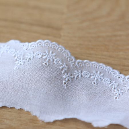 Galon coton broderie anglaise brodé 40mm x 1m blanc Galon coton broderie anglaise brodé 40mm x 1m blanc