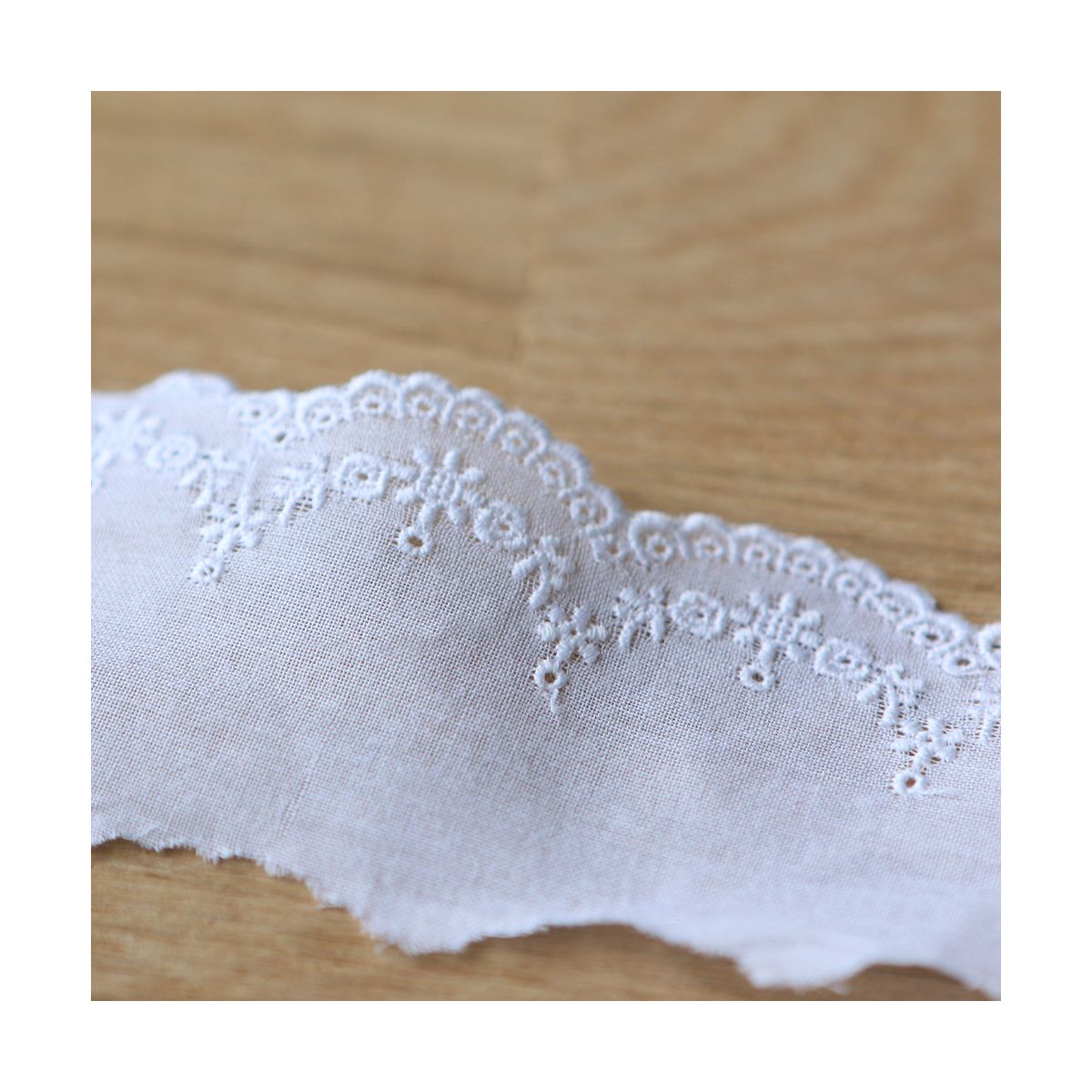 Galon coton broderie anglaise brodé 40mm x 1m blanc Galon coton broderie anglaise brodé 40mm x 1m blanc