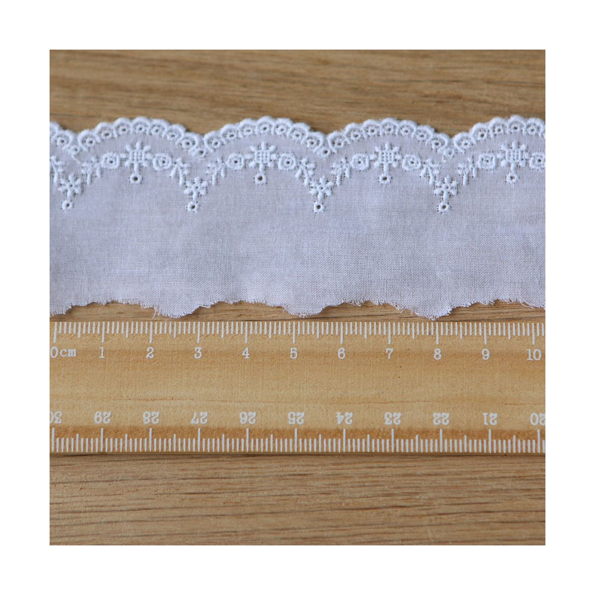 Galon coton broderie anglaise brodé 40mm x 1m blanc Galon coton broderie anglaise brodé 40mm x 1m blanc