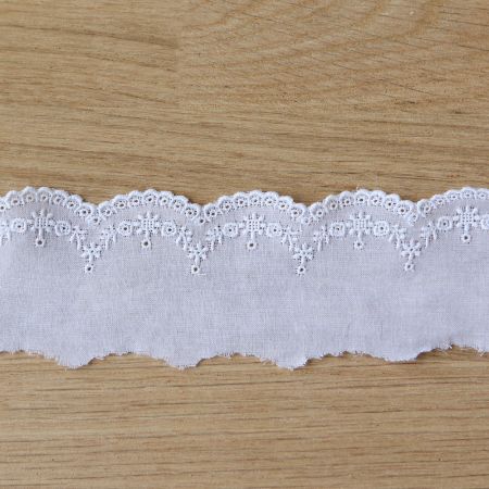 Galon coton broderie anglaise brodé 40mm x 1m blanc Galon coton broderie anglaise brodé 40mm x 1m blanc