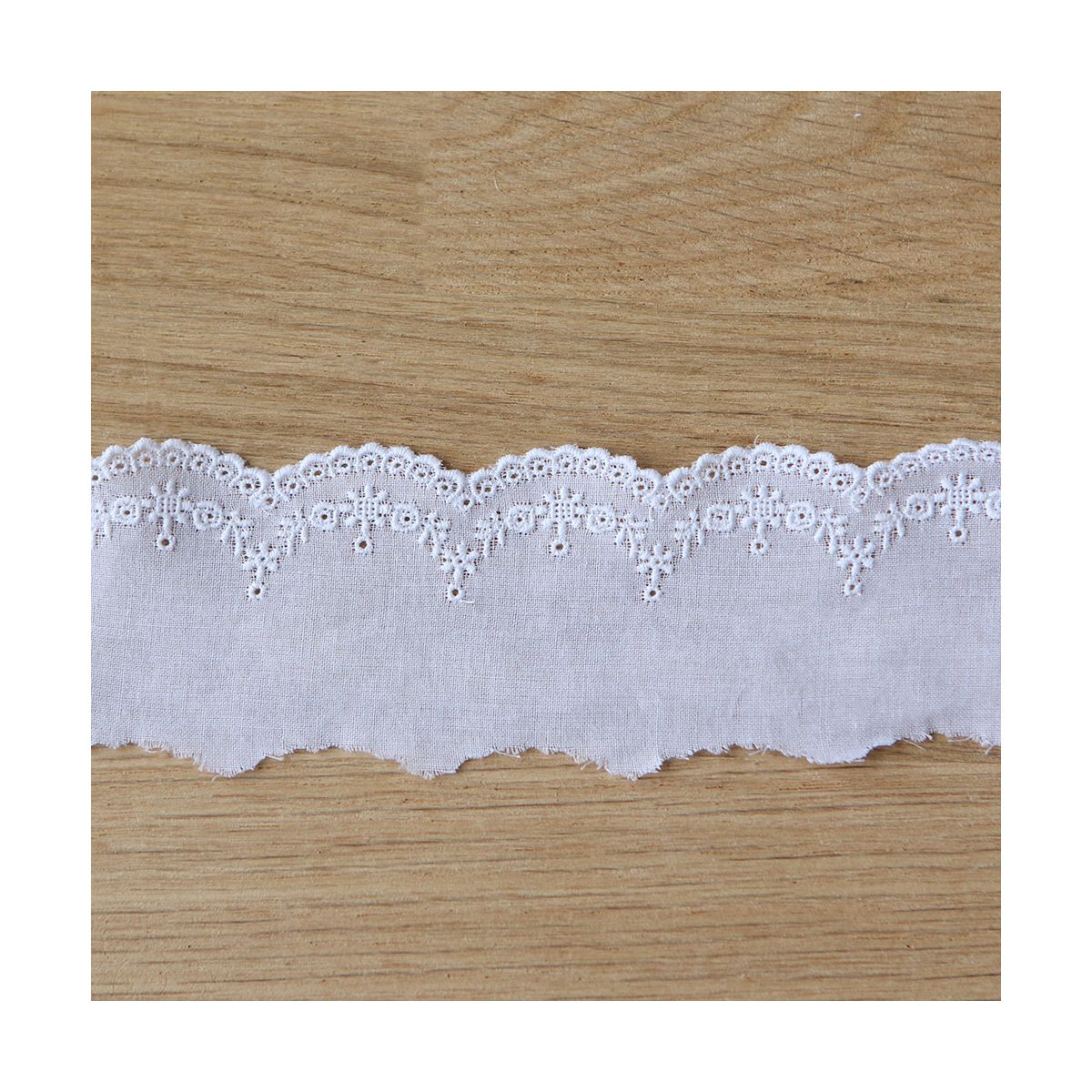 Galon coton broderie anglaise brodé 40mm x 1m blanc Galon coton broderie anglaise brodé 40mm x 1m blanc