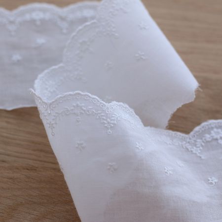 Galon coton broderie anglaise brodé 70mm x 1m blanc Galon coton broderie anglaise brodé 70mm x 1m blanc