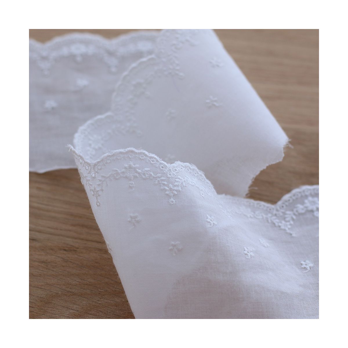 Galon coton broderie anglaise brodé 70mm x 1m blanc Galon coton broderie anglaise brodé 70mm x 1m blanc