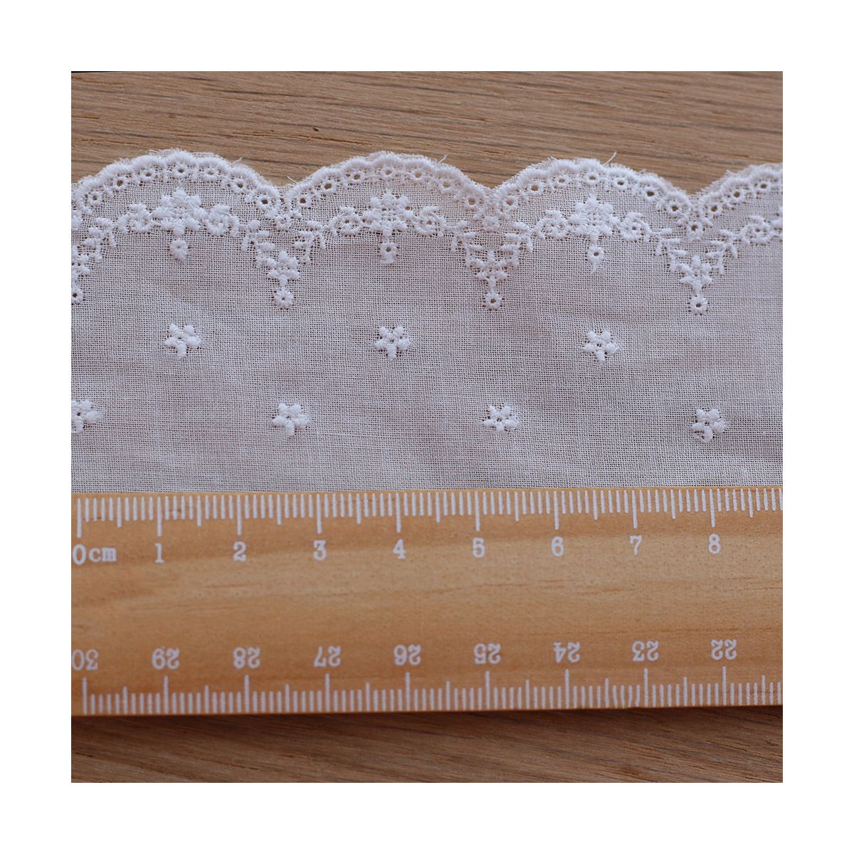 Galon coton broderie anglaise brodé 70mm x 1m blanc Galon coton broderie anglaise brodé 70mm x 1m blanc