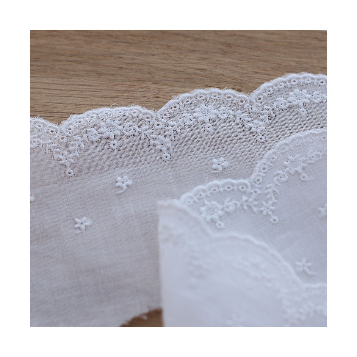 Galon coton broderie anglaise brodé 70mm x 1m blanc Galon coton broderie anglaise brodé 70mm x 1m blanc