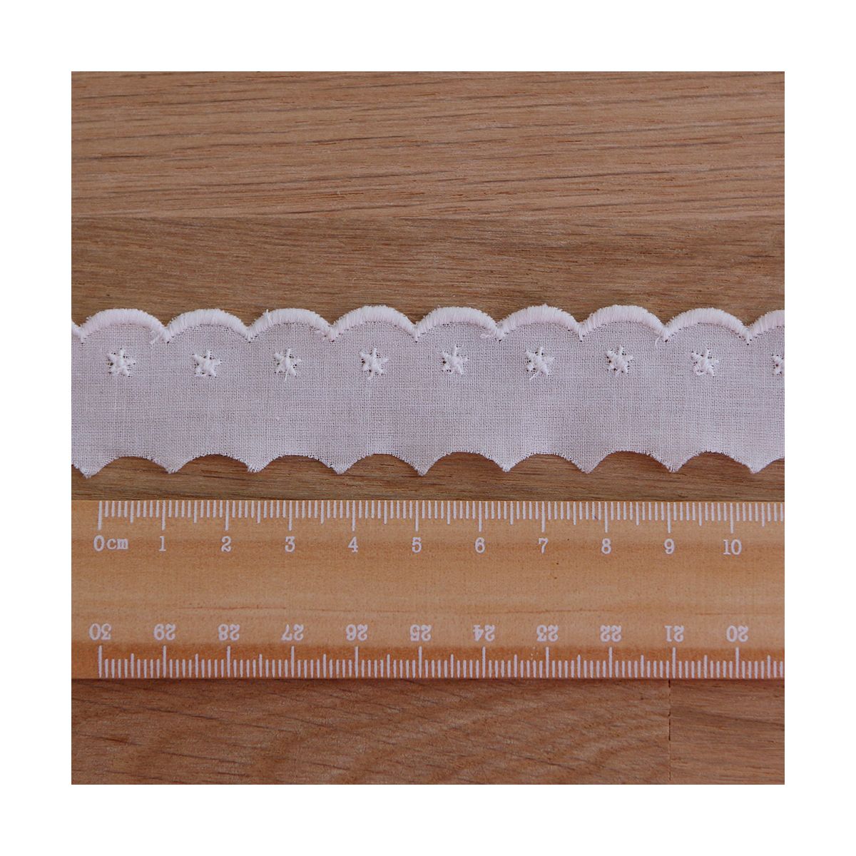 Galon coton broderie anglaise brodé 30mm x 1m blanc Galon coton broderie anglaise brodé 30mm x 1m blanc