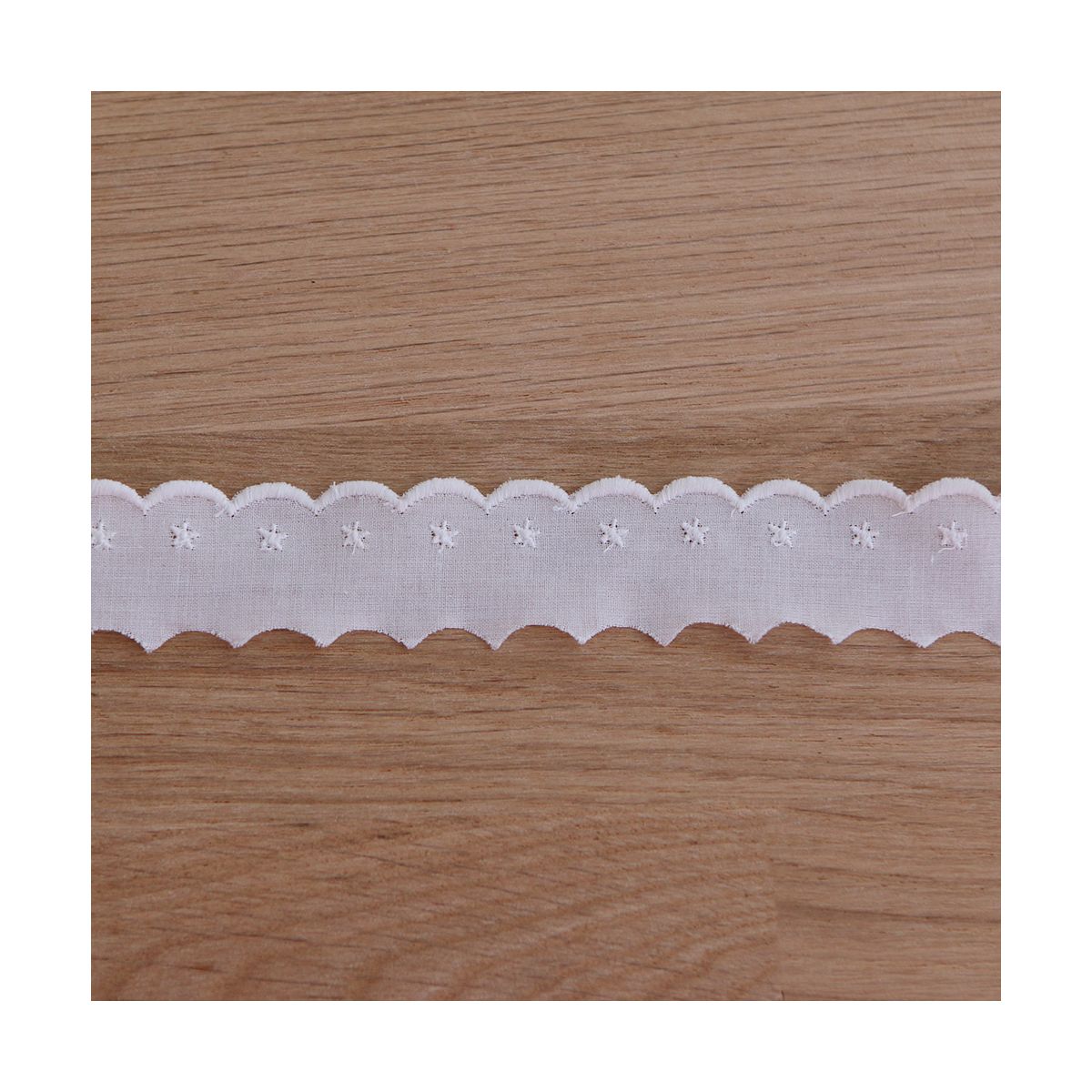 Galon coton broderie anglaise brodé 30mm x 1m blanc Galon coton broderie anglaise brodé 30mm x 1m blanc