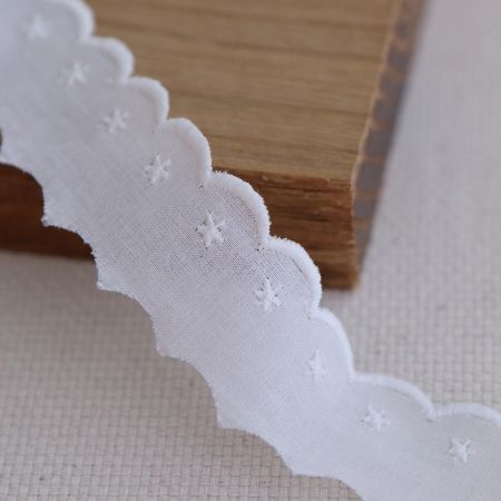 Galon coton broderie anglaise brodé 30mm x 1m blanc Galon coton broderie anglaise brodé 30mm x 1m blanc