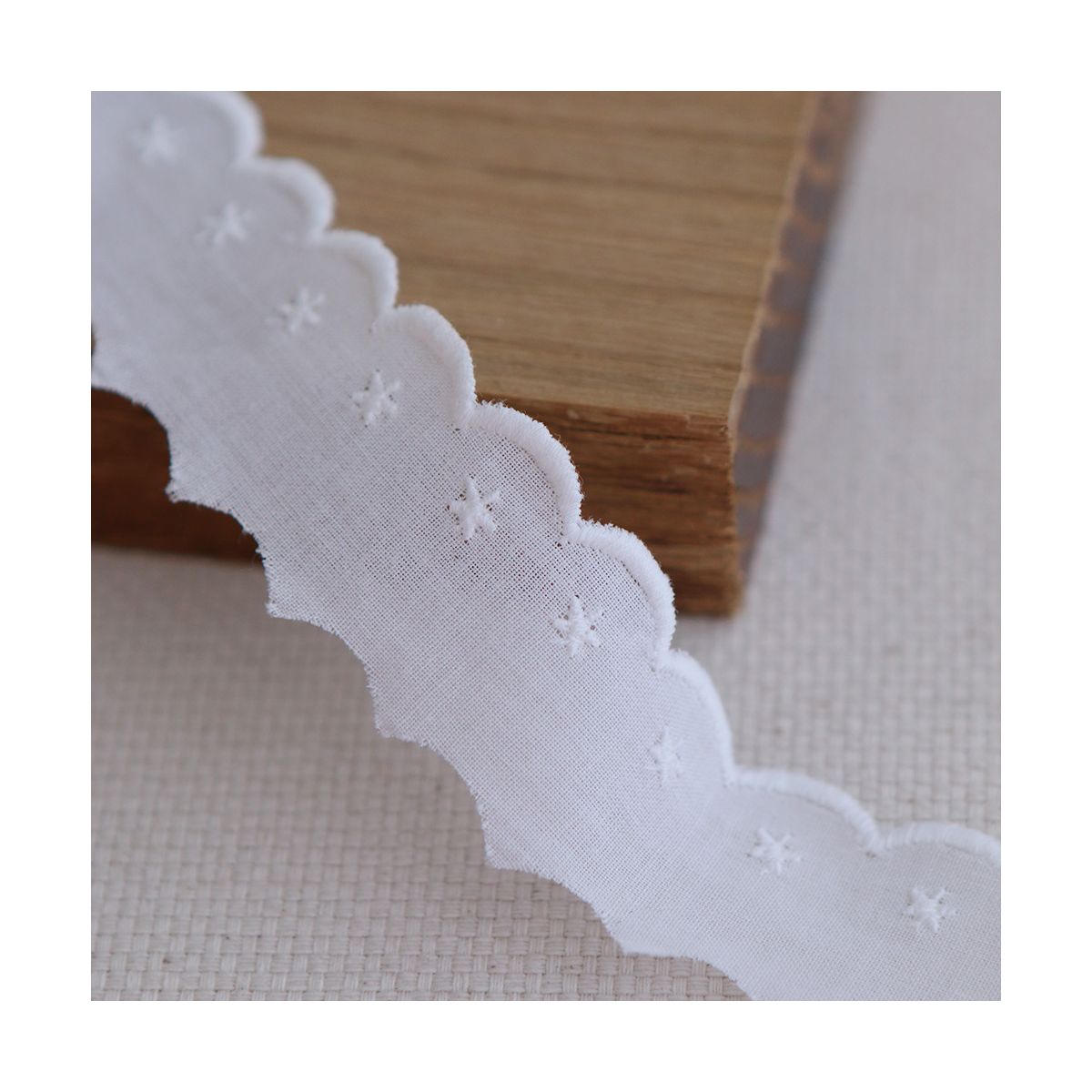 Galon coton broderie anglaise brodé 30mm x 1m blanc Galon coton broderie anglaise brodé 30mm x 1m blanc
