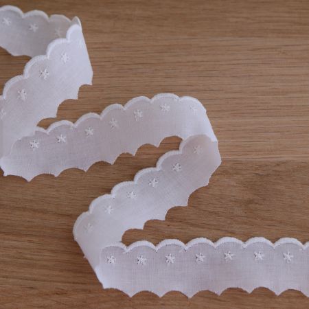 Galon coton broderie anglaise brodé 30mm x 1m blanc Galon coton broderie anglaise brodé 30mm x 1m blanc