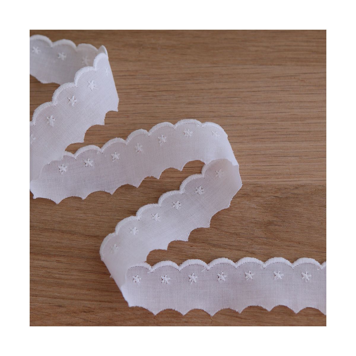 Galon coton broderie anglaise brodé 30mm x 1m blanc Galon coton broderie anglaise brodé 30mm x 1m blanc
