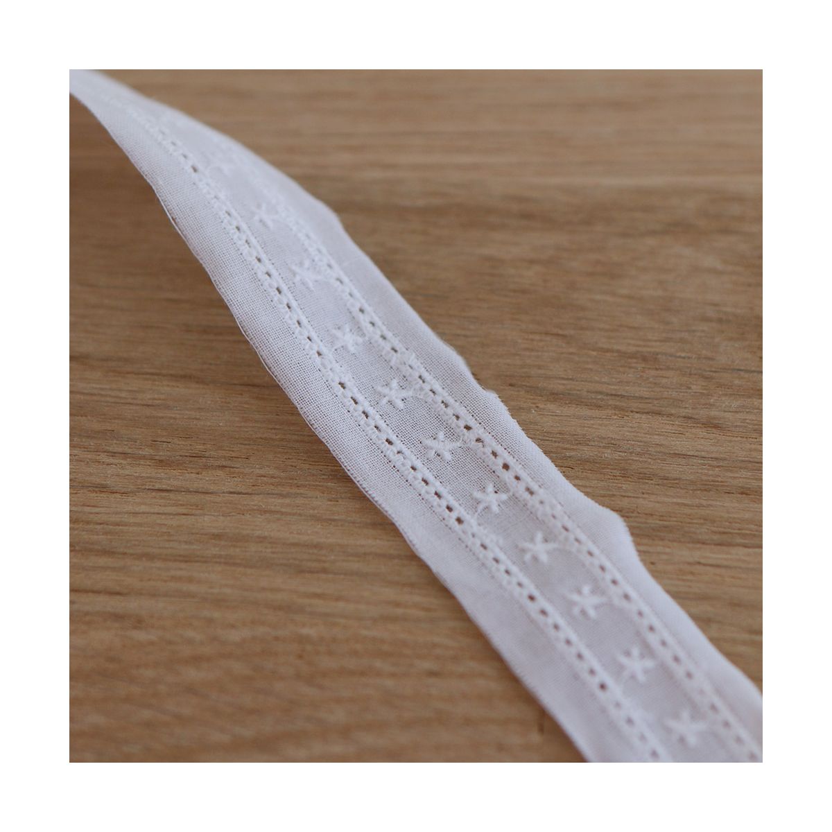 Galon coton broderie anglaise brodé 20mm x 1m blanc Galon coton broderie anglaise brodé 20mm x 1m blanc