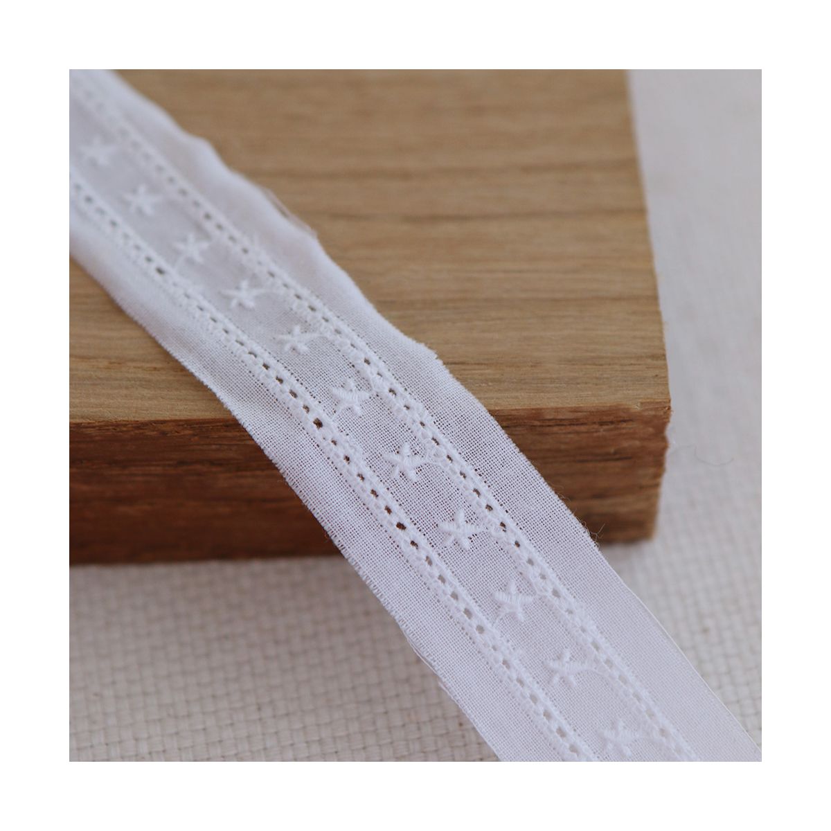 Galon coton broderie anglaise brodé 20mm x 1m blanc Galon coton broderie anglaise brodé 20mm x 1m blanc