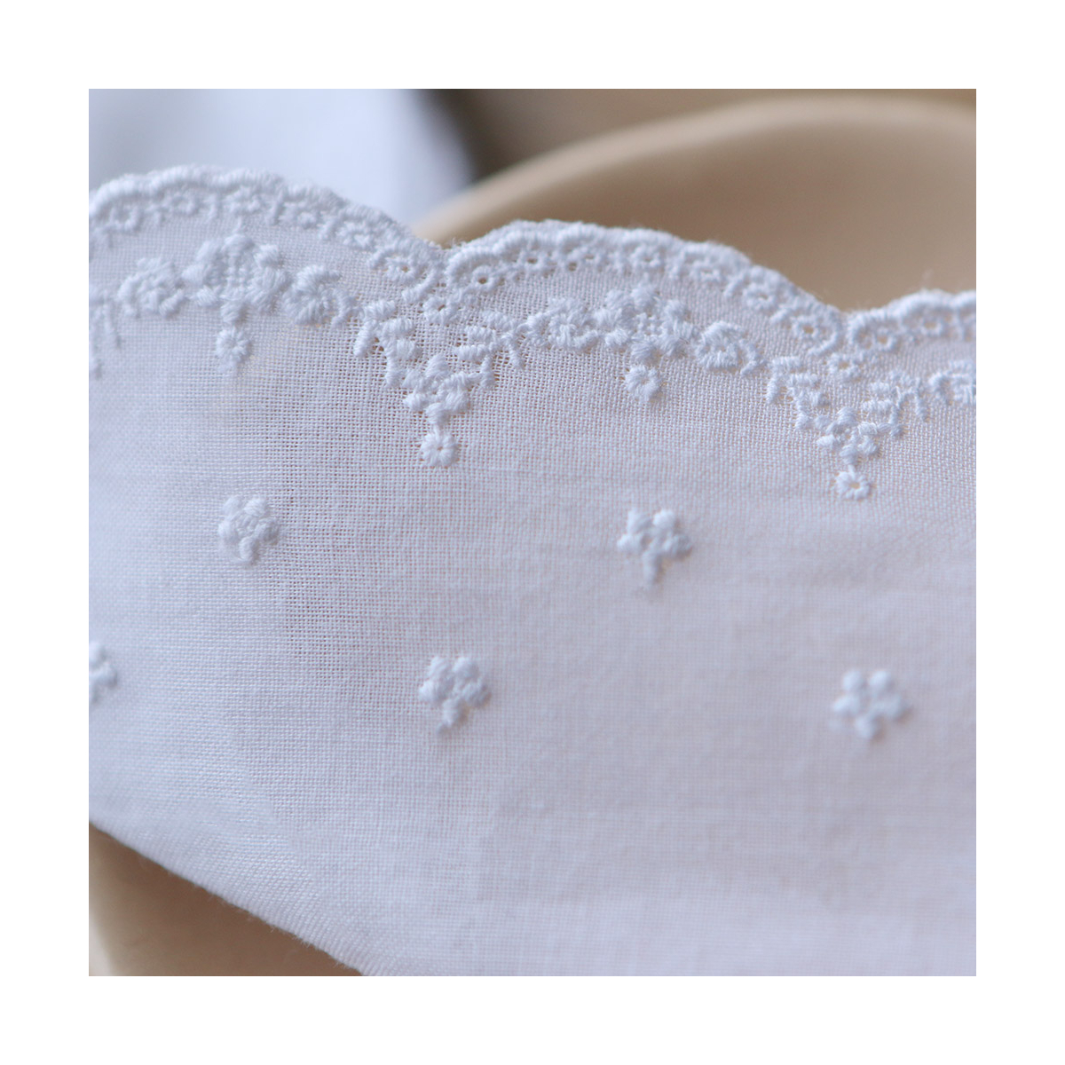 Galon coton broderie anglaise brodé 70mm x 1m blanc Galon coton broderie anglaise brodé 70mm x 1m blanc