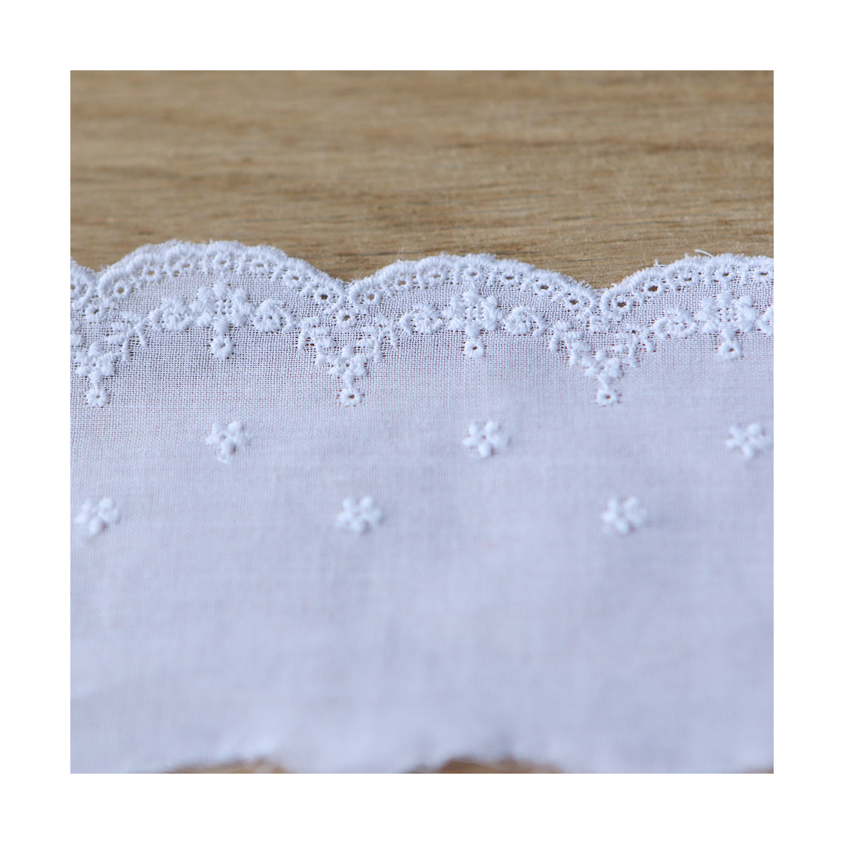 Galon coton broderie anglaise brodé 70mm x 1m blanc Galon coton broderie anglaise brodé 70mm x 1m blanc
