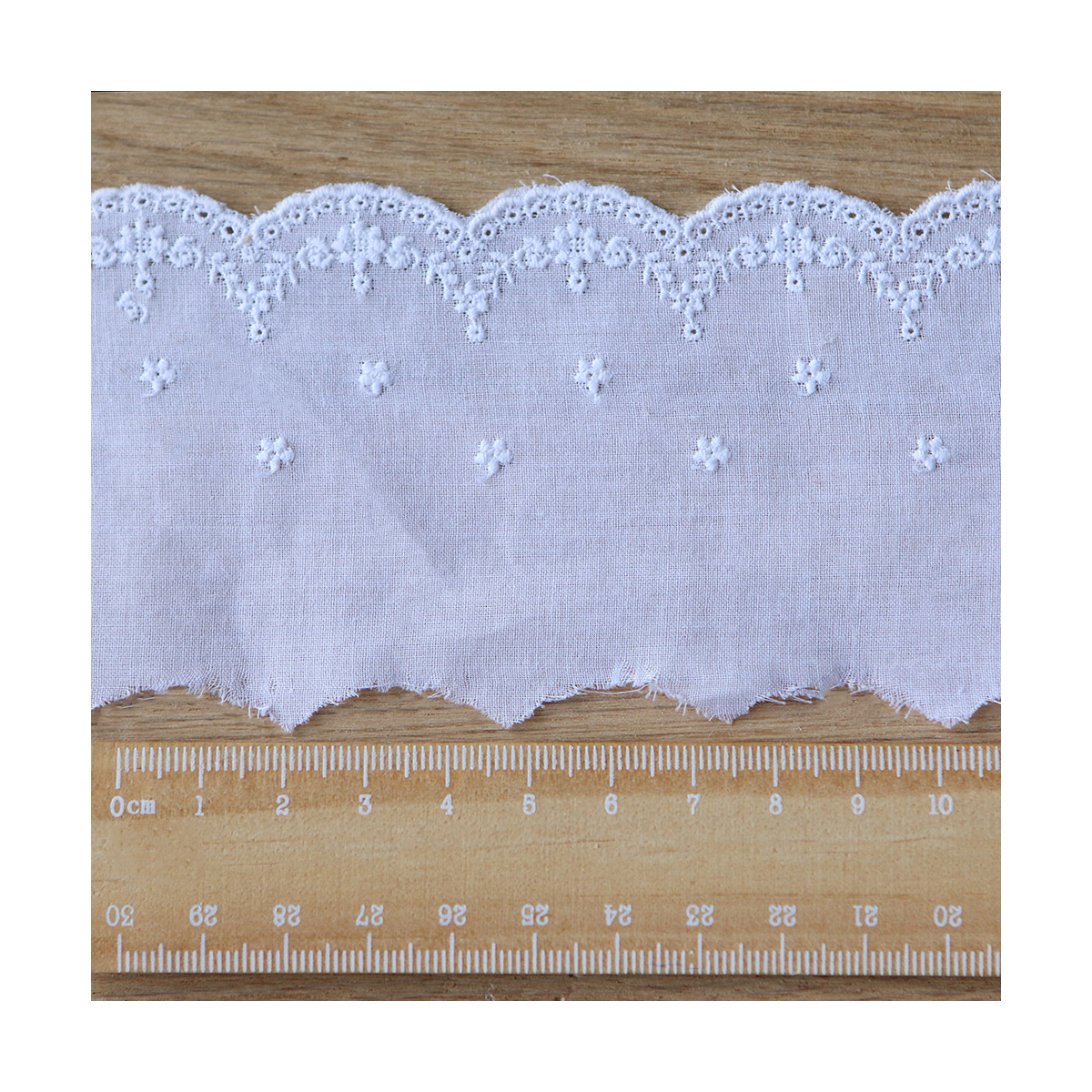 Galon coton broderie anglaise brodé 70mm x 1m blanc Galon coton broderie anglaise brodé 70mm x 1m blanc