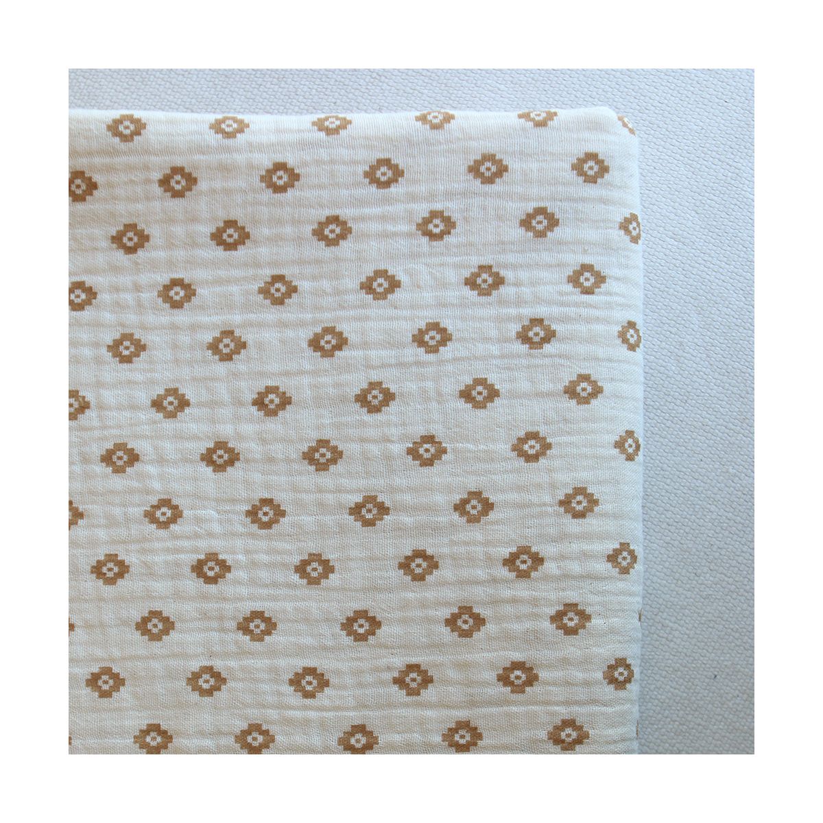 Maya - Double gaze coton BIO motif fond écru camel Maya - Double gaze coton BIO motif fond écru camel