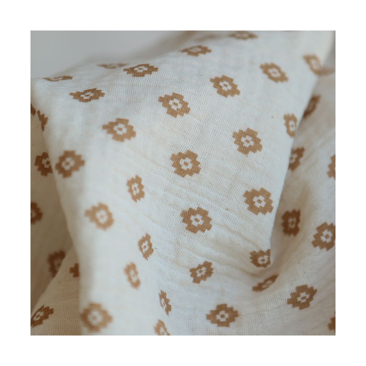 Maya - Double gaze coton BIO motif fond écru camel Maya - Double gaze coton BIO motif fond écru camel