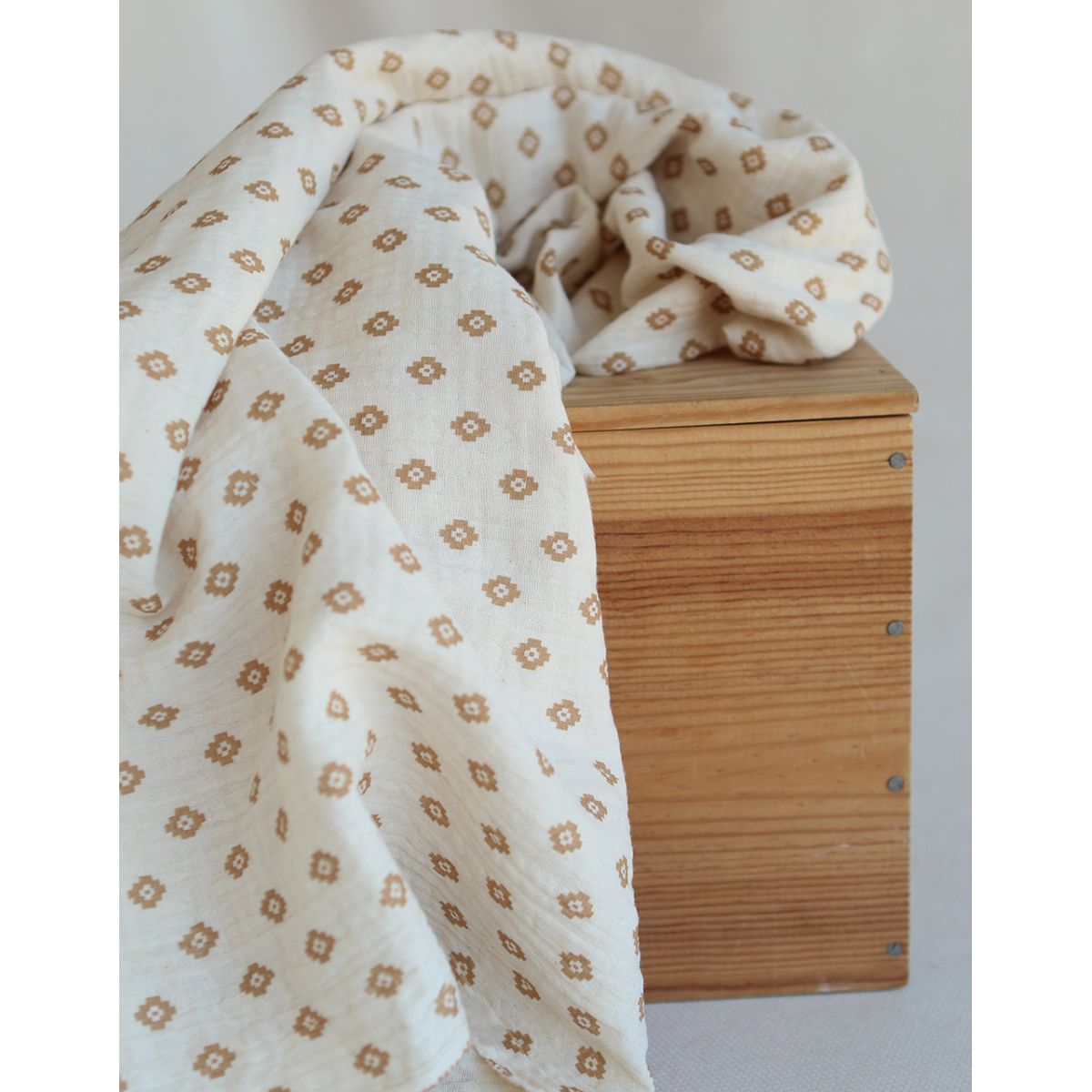 Maya - Double gaze coton BIO motif fond écru camel Maya - Double gaze coton BIO motif fond écru camel