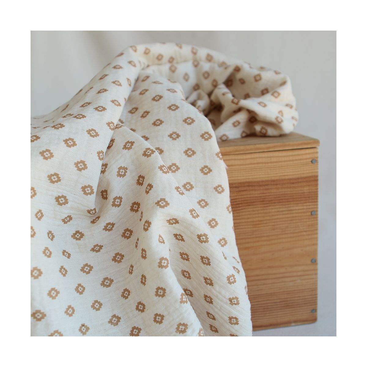Maya - Double gaze coton BIO motif fond écru camel Maya - Double gaze coton BIO motif fond écru camel