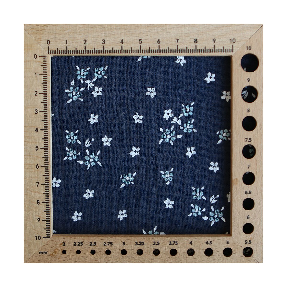 Lena - Double gaze de coton motif fleuri fond bleu marine Lena - Double gaze de coton motif fleuri fond bleu marine