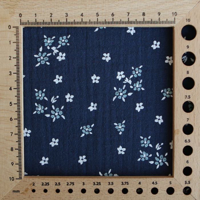 Lena - Double gaze de coton motif fleuri fond bleu marine