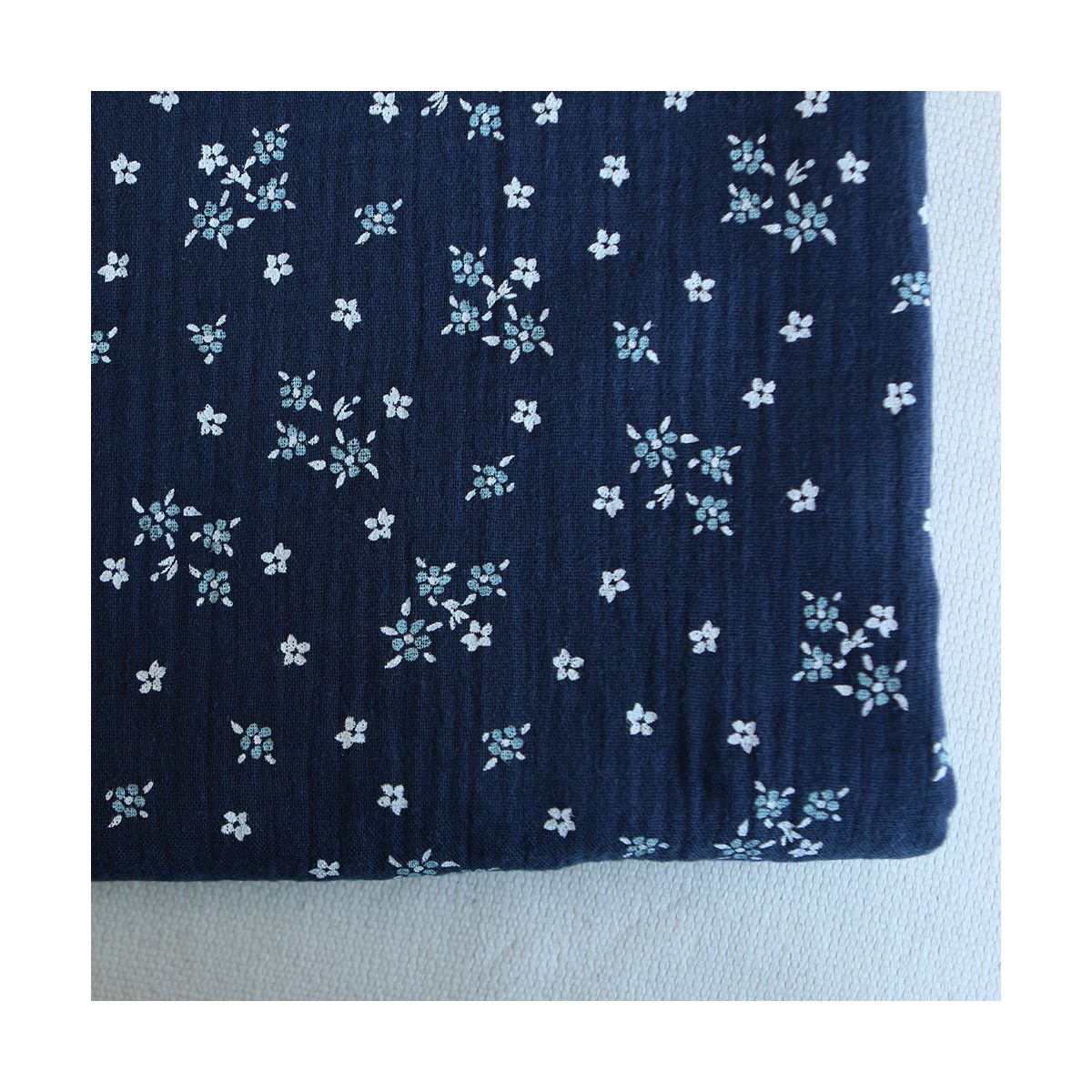 Lena - Double gaze de coton motif fleuri fond bleu marine Lena - Double gaze de coton motif fleuri fond bleu marine