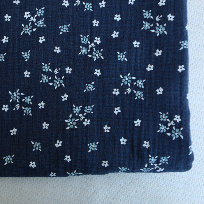Lena - Double gaze de coton motif fleuri fond bleu marine