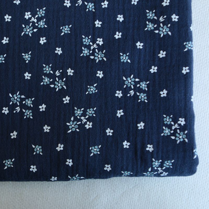 Lena - Double gaze de coton motif fleuri fond bleu marine
