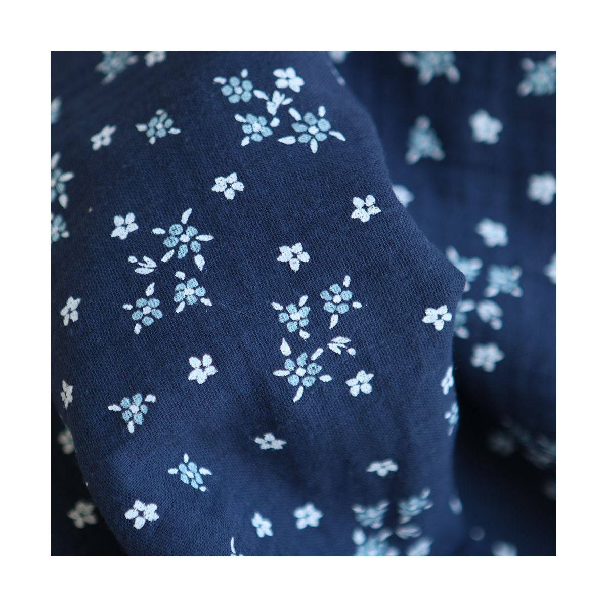 Lena - Double gaze de coton motif fleuri fond bleu marine Lena - Double gaze de coton motif fleuri fond bleu marine